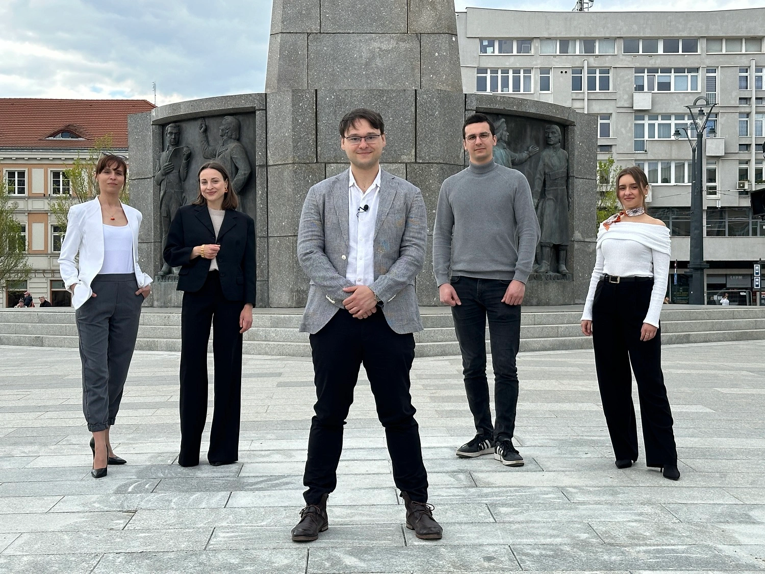 zespół Rent Partner, składający się z doświadczonych profesjonalistów w branży zarządzania najmem. Nasza ekipa jest zobowiązana do świadczenia wysokiej jakości usług zarówno dla właścicieli nieruchomości, jak i najemców, zapewniając płynne i efektywne procesy najmu. Specjalizujemy się w dostarczaniu kompleksowych rozwiązań, które maksymalizują satysfakcję klientów i rentowność inwestycji. Zespół Rent Partner to Twoi zaufani doradcy na rynku nieruchomości w Łodzi.